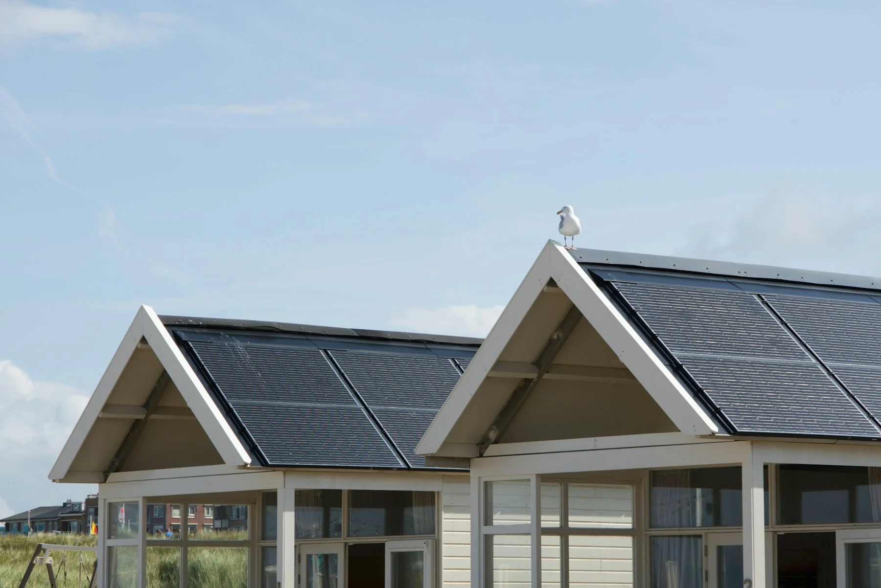 Maison individuelle avec panneaux solaires photovoltaïques en toiture