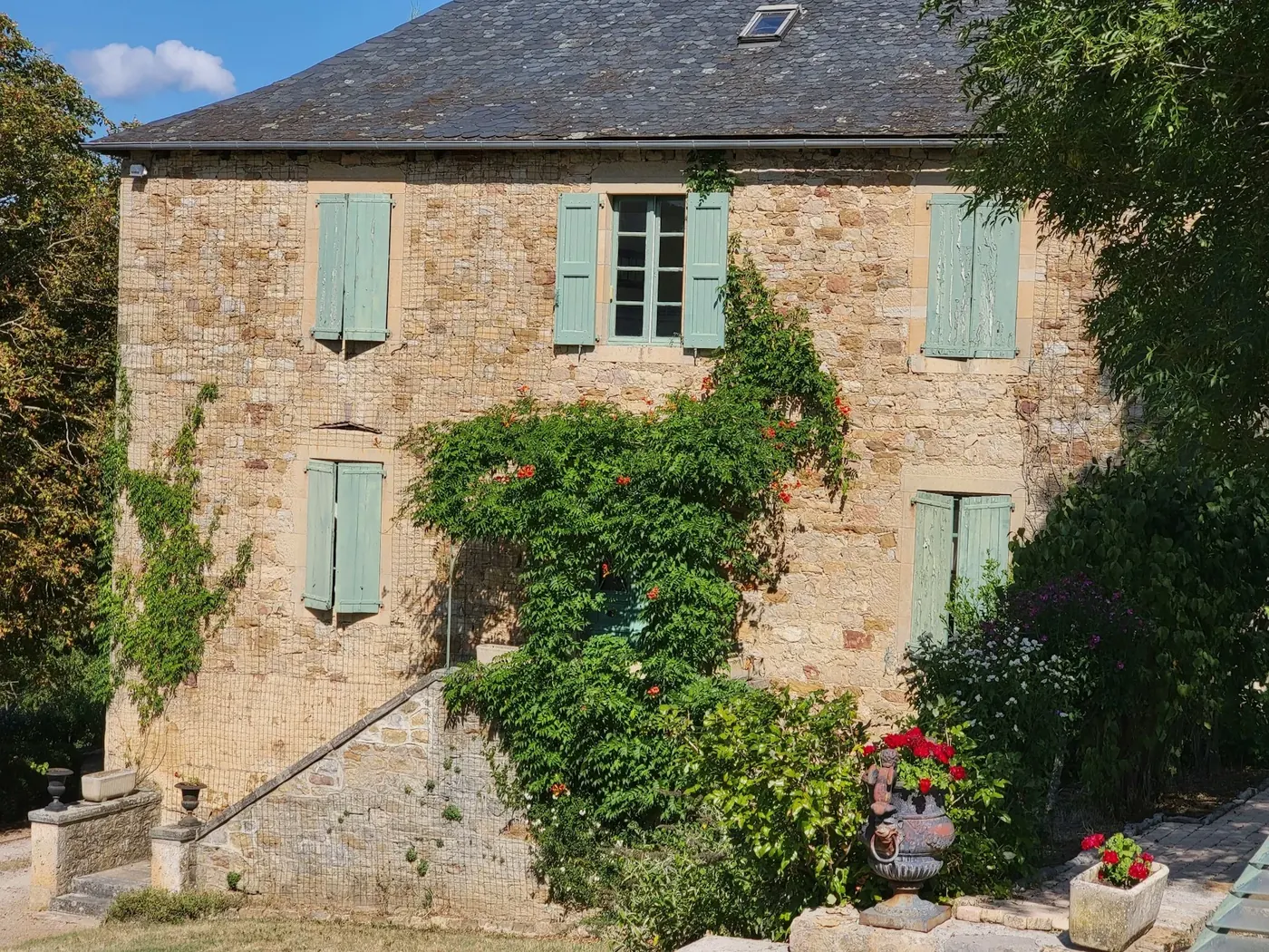Maison en pierre entourée de verdure