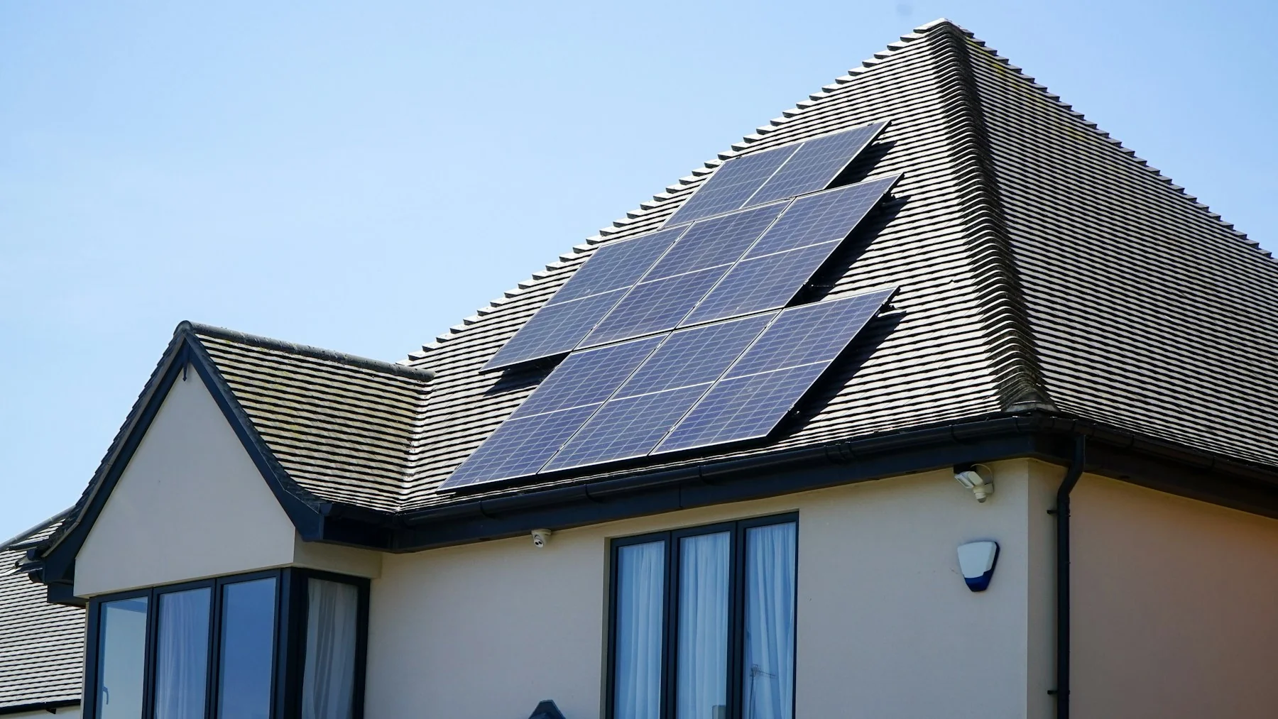 Panneaux solaires photovoltaïques installés sur le toit d'une maison